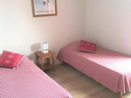 - 2 lits jumeaux dans une chambre avec une table dans l'établissement Chalet Duplex 3 Pièces à La Joue du Loup - 7 Pers, Parking Gratuit, Animaux Acceptés - FR-1-504-97, à Saint-Étienne-en-Dévoluy