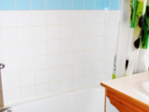 Appartement La Joue du Loup, 2 pièces, 6 personnes - FR-1-504-86 في لو ديفولي: حمام مع حوض أبيض ومغسلة