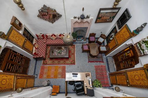 een kamer gevuld met veel verschillende soorten tapijten bij Riad Fes Allouch in Fès