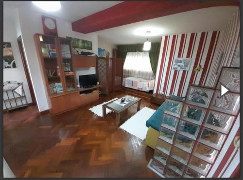een woonkamer met een tafel en een bank bij apartamento centrico cambados in Cambados