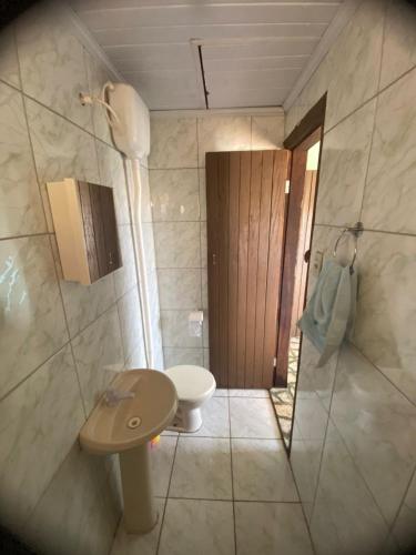 een badkamer met een toilet, een wastafel en een douche bij Casa Linha Férrea in Diamantina