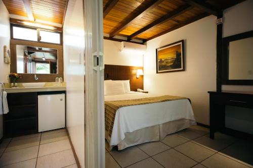 a hotel room with a bed and a sink at Hotel Balandra in Manta