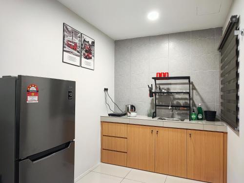 cocina con fregadero y nevera en 7&9 Manhattan Condominium Ipoh en Ipoh