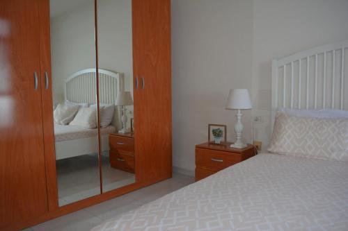 Tempat tidur dalam kamar di Penthouse with amazing views in Las Caletillas free WIFI