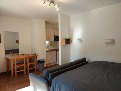 Studio accueillant avec balcon et WiFi à Brides-les-Bains - FR-1-512-191