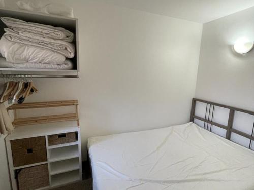 a small bedroom with a bed and a closet at Appartement Huez, 2 pièces, 4 personnes - FR-1-405-173 in L'Alpe-d'Huez