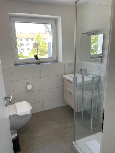 La salle de bains est pourvue de toilettes, d'un lavabo et d'une fenêtre. dans l'établissement AM Fleurystr, ALL NEW, komfortabel, ZENTRAL in Amberg!!!, à Amberg
