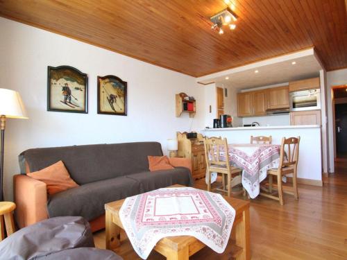 un salon avec un canapé et une table dans l'établissement Studio cosy pour 5 pers. à 50m des pistes - Alpe d'Huez - FR-1-405-200, à Huez
