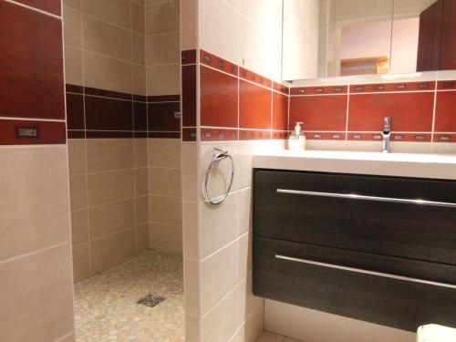 LʼHuez的住宿－Appartement Huez, 1 pièce, 5 personnes - FR-1-405-200，带淋浴、盥洗盆和镜子的浴室