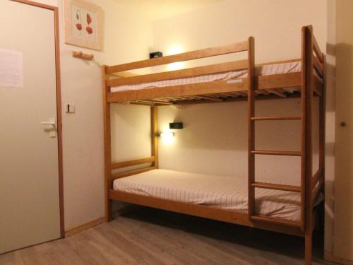 - une chambre avec 2 lits superposés et une échelle dans l'établissement Appartement cosy 2 pièces, balcon, 6 pers. - Alpe d'Huez, proche pistes et commerces - FR-1-405-174, à L'Alpe-d'Huez