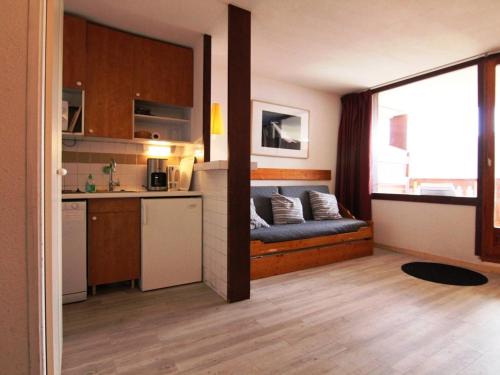 Il dispose d'une cuisine et d'un salon avec un canapé. dans l'établissement Appartement cosy 2 pièces, balcon, 6 pers. - Alpe d'Huez, proche pistes et commerces - FR-1-405-174, à L'Alpe-d'Huez