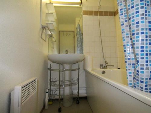une salle de bain avec un lavabo et une baignoire dans l'établissement Appartement cosy 2 pièces, balcon, 6 pers. - Alpe d'Huez, proche pistes et commerces - FR-1-405-174, à L'Alpe-d'Huez