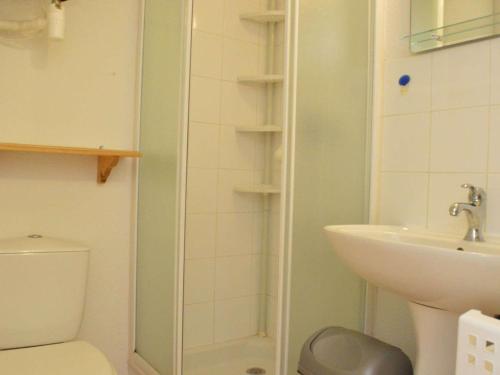 une salle de bain avec toilettes et lavabo dans l'établissement Pavillon à Narbonne Plage, 6 couchages, terrasse, à 300m de la plage, parking, ménage inclus - FR-1-229B-24, à Narbonne
