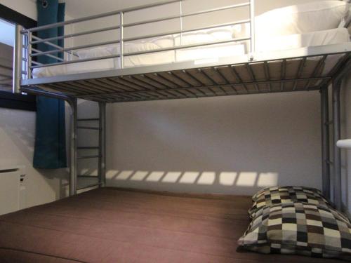 Ce lit superposé se trouve dans un dortoir doté de lits superposés. dans l'établissement Charmant 2P, 5 pers, au pied des pistes, balcon est, animaux OK - L'Alpe d'Huez - FR-1-405-179, à L'Alpe-d'Huez