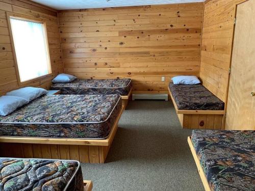 Tempat tidur dalam kamar di Hideaway Lodge: Big Elk Lodge 8bd/8bth, sleeps 36