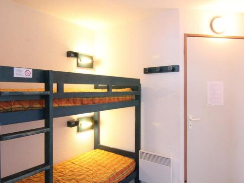 Cette chambre comprend 2 lits superposés et une porte. dans l'établissement Appartement Huez, 1 pièce, 4 personnes - FR-1-405-183, à Huez