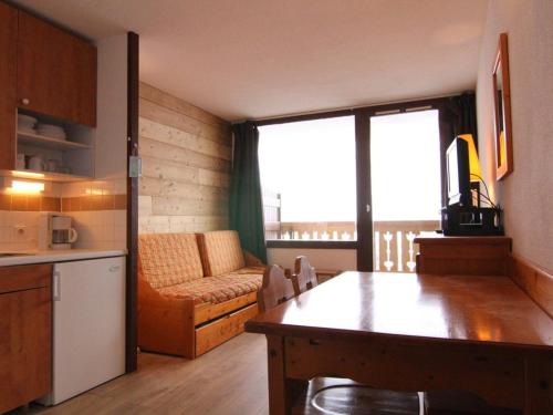 une cuisine et un salon avec un canapé et une table dans l'établissement Studio cosy de 24.5m² pour 4 pers. - Proche pistes et commerces, balcon sud, animaux acceptés - FR-1-405-183, à Huez