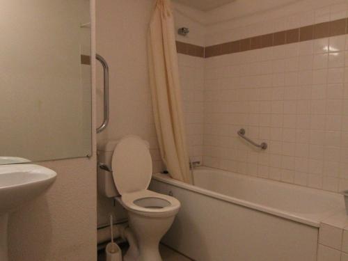 La salle de bains est pourvue de toilettes, d'une baignoire et d'un lavabo. dans l'établissement Appartement Huez, 1 pièce, 4 personnes - FR-1-405-183, à Huez
