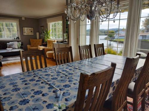 Hus i Telemarkskanalens hjerte في Ulefoss: غرفة طعام مع طاولة وكراسي زرقاء وبيضاء