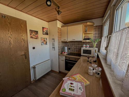 - une petite cuisine avec une table en bois dans une chambre dans l'établissement Ferienwohnung Smuda, à Bad Laasphe