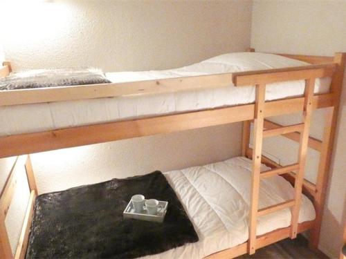 - un lit superposé avec un plateau de boissons sur la couchette inférieure dans l'établissement Studio cosy pour 4 à Saint-Lary-Soulan avec balcon au sud - FR-1-457-139, à Saint-Lary-Soulan