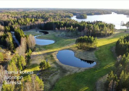 una vista aérea de un campo de golf con dos lagos en Yksiö Sarvvikissa, en Kirkkonummi