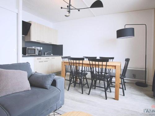 une cuisine et une salle à manger avec une table et des chaises dans l'établissement Studio cabine 4/5 pers, balcon expo sud, TV, cuisine équipée, casier à ski - FR-1-457-175, à Aragnouet