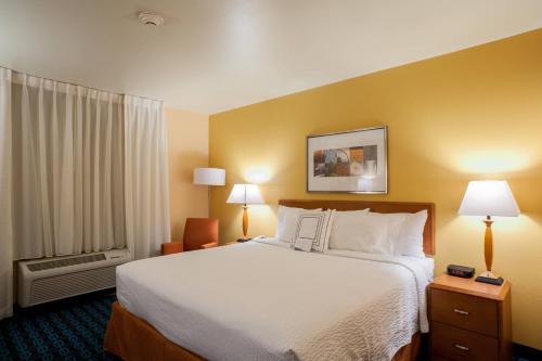 En eller flere senge i et værelse på Fairfield Inn & Suites Clovis