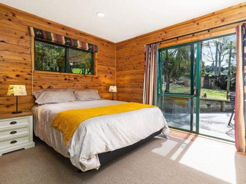 Ένα ή περισσότερα κρεβάτια σε δωμάτιο στο Lakeview Chalet Lake Tarawera