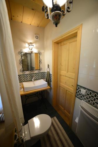 a bathroom with a sink and a mirror and a toilet at Resetówka - w dzień wyjazdu zostań do wieczora in Brenna