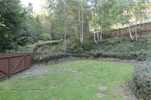 a yard with a fence and a grass field at Resetówka - w dzień wyjazdu zostań do wieczora in Brenna