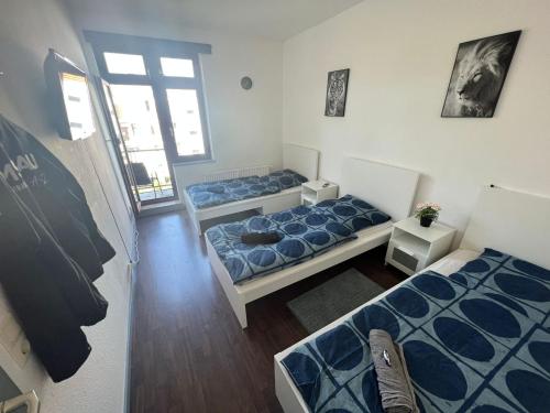 Habitación con 2 camas en una habitación con ventana en Gruppenunterkunft Bremerhaven, en Bremerhaven