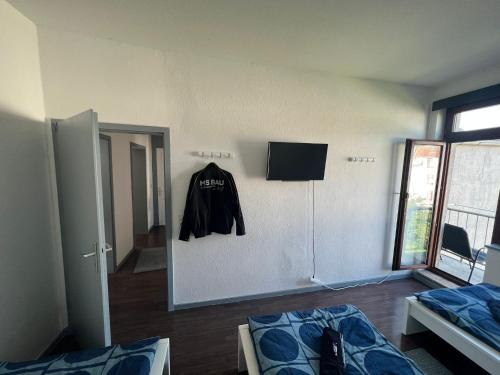 una habitación con una camisa colgada en la pared en Gruppenunterkunft Bremerhaven, en Bremerhaven