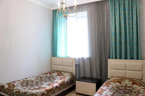 um quarto com 2 camas e uma janela em Sergeys house em Dilijan