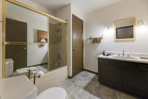 uma casa de banho com um WC, um lavatório e um chuveiro em Riverfront Covington Cabin with Deck and Fire Pit! em Piqua