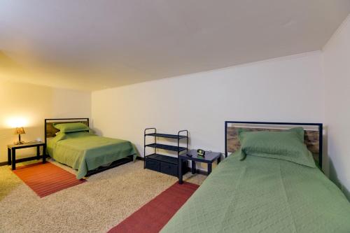 Un pat sau paturi într-o cameră la Riverfront Covington Cabin with Deck and Fire Pit!