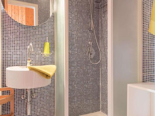 une salle de bain avec un lavabo et une douche dans l'établissement Appartement 3 pièces pour 6 au ski avec parking à Montgenèvre - FR-1-330D-13, à Montgenèvre