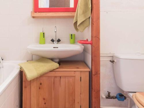 une salle de bain avec un lavabo et des toilettes dans l'établissement Studio cosy avec balcon sud, 3 couchages, Montgenèvre, skis aux pieds, Wifi et ménage inclus - FR-1-330D-14, à Montgenèvre