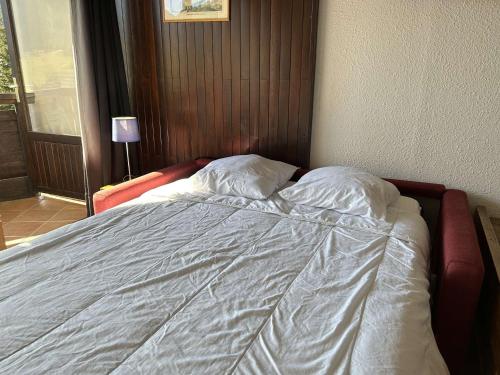 เตียงในห้องที่ Appartement Montgenèvre, 1 pièce, 2 personnes - FR-1-330D-84
