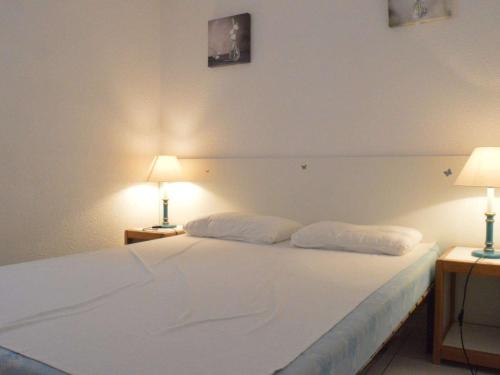 - une chambre avec un lit blanc et 2 lampes dans l'établissement Maison Narbonne, 3 pièces, 8 personnes - FR-1-229B-25, à Narbonne