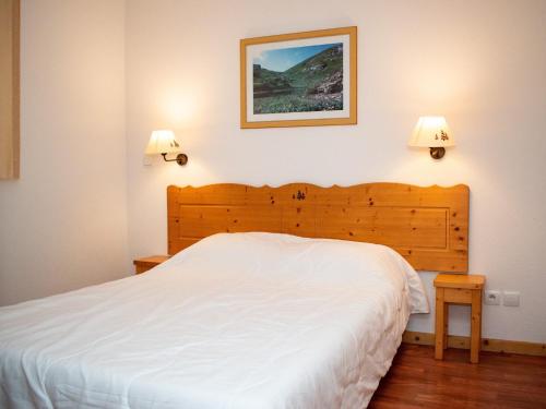 a bedroom with a white bed and two lights on the wall at Chalet Le Dévoluy, 4 pièces, 8 personnes - FR-1-504-440 in Superdevoluy