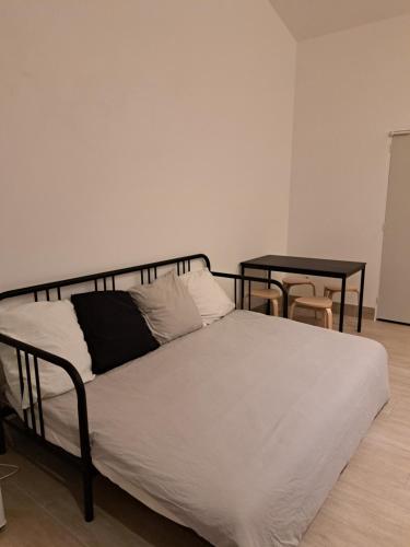 Llit o llits en una habitació de Studio cocoon avec piscine