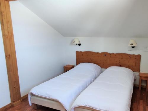 Tempat tidur dalam kamar di Chalet Le Dévoluy, 3 pièces, 6 personnes - FR-1-504-483