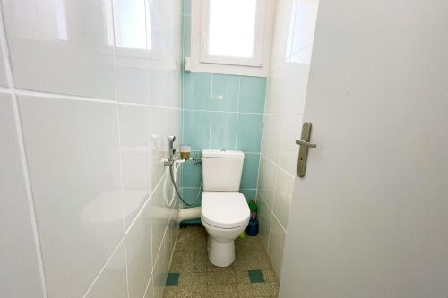 a bathroom with a toilet and a window at #FV The art of living Clim Rénové in Saint-Martin-dʼHères
