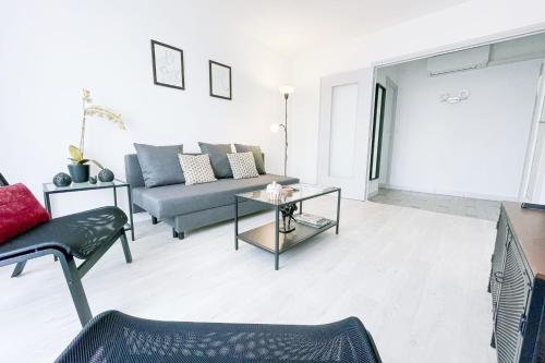 ein Wohnzimmer mit einem Sofa und einem Tisch in der Unterkunft The art of living in Grenoble #FV in Saint-Martin-dʼHères