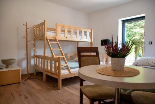 a room with two bunk beds and a table at Miętowe Zacisze Zator in Laskowa