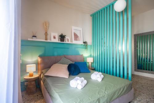 ein Schlafzimmer mit einem Bett mit zwei Kissen darauf in der Unterkunft DomusFebo - Cipro Suites in Rom