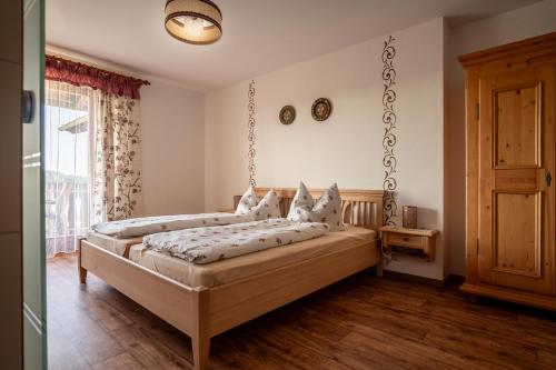 a bedroom with a swing bed in a room at Pension Ambros in Büchlberg