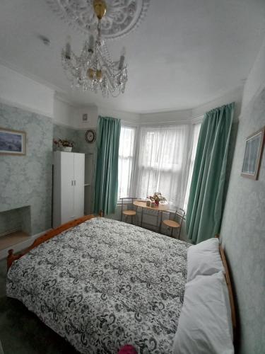 Postel nebo postele na pokoji v ubytování Mari London Holiday Room