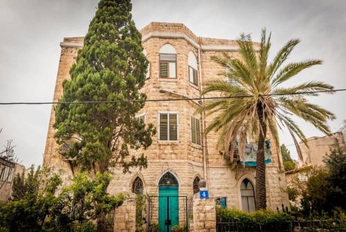 un edificio con una palma di fronte di Autentic villa at the sea coast a Haifa